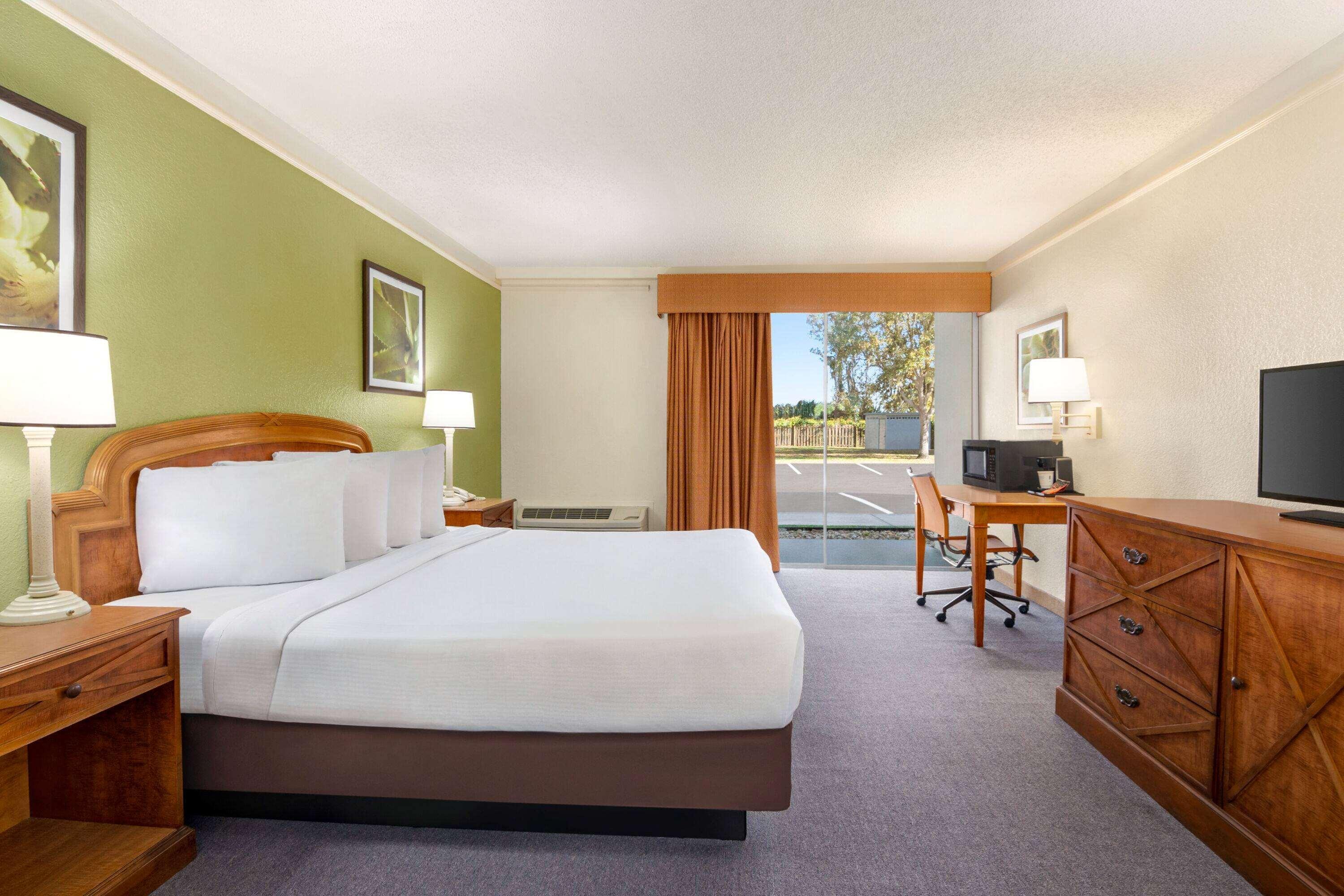 Baymont By Wyndham Daytona Beach - Intl Speedway Exterior photo