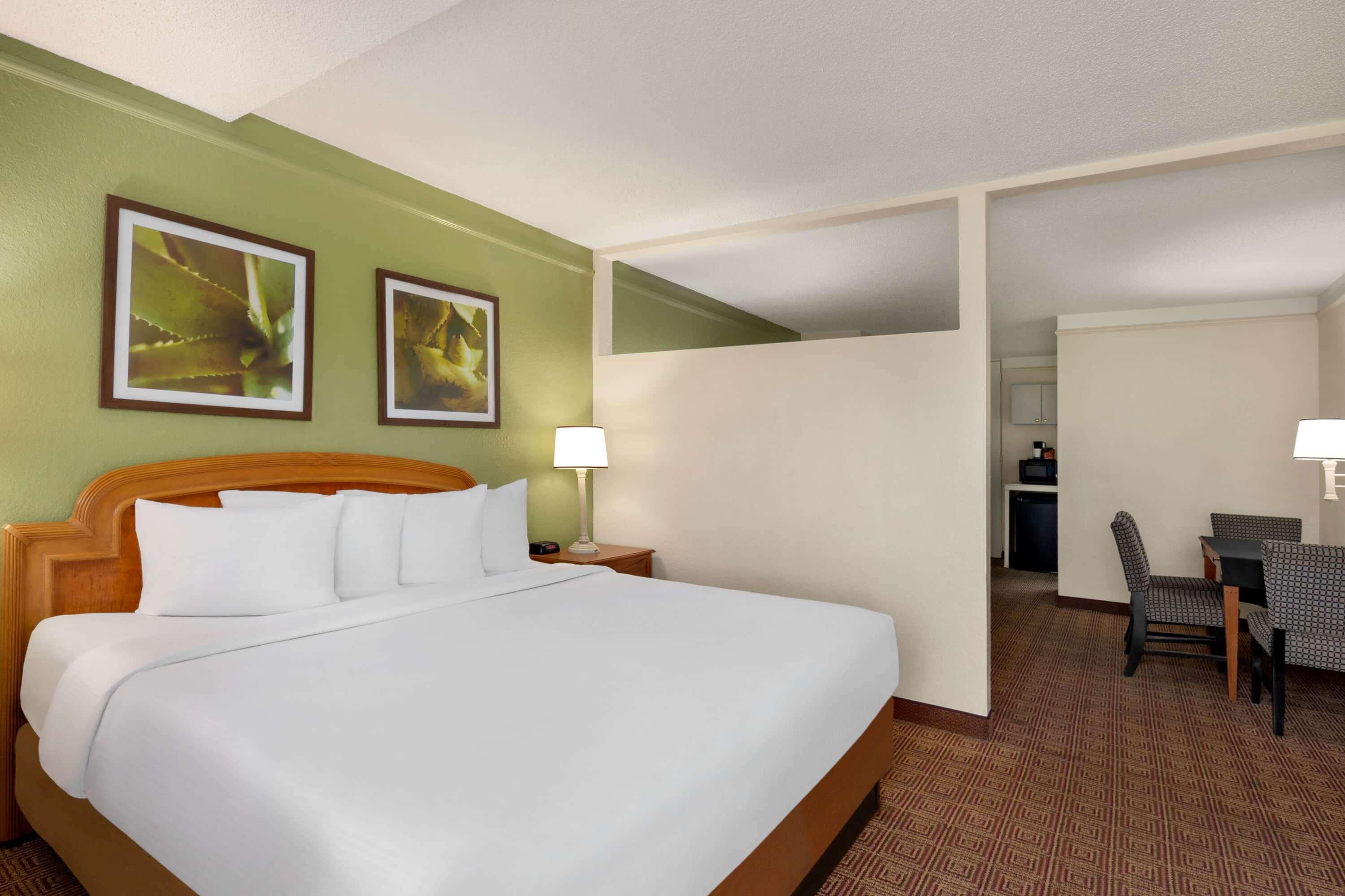 Baymont By Wyndham Daytona Beach - Intl Speedway Exterior photo
