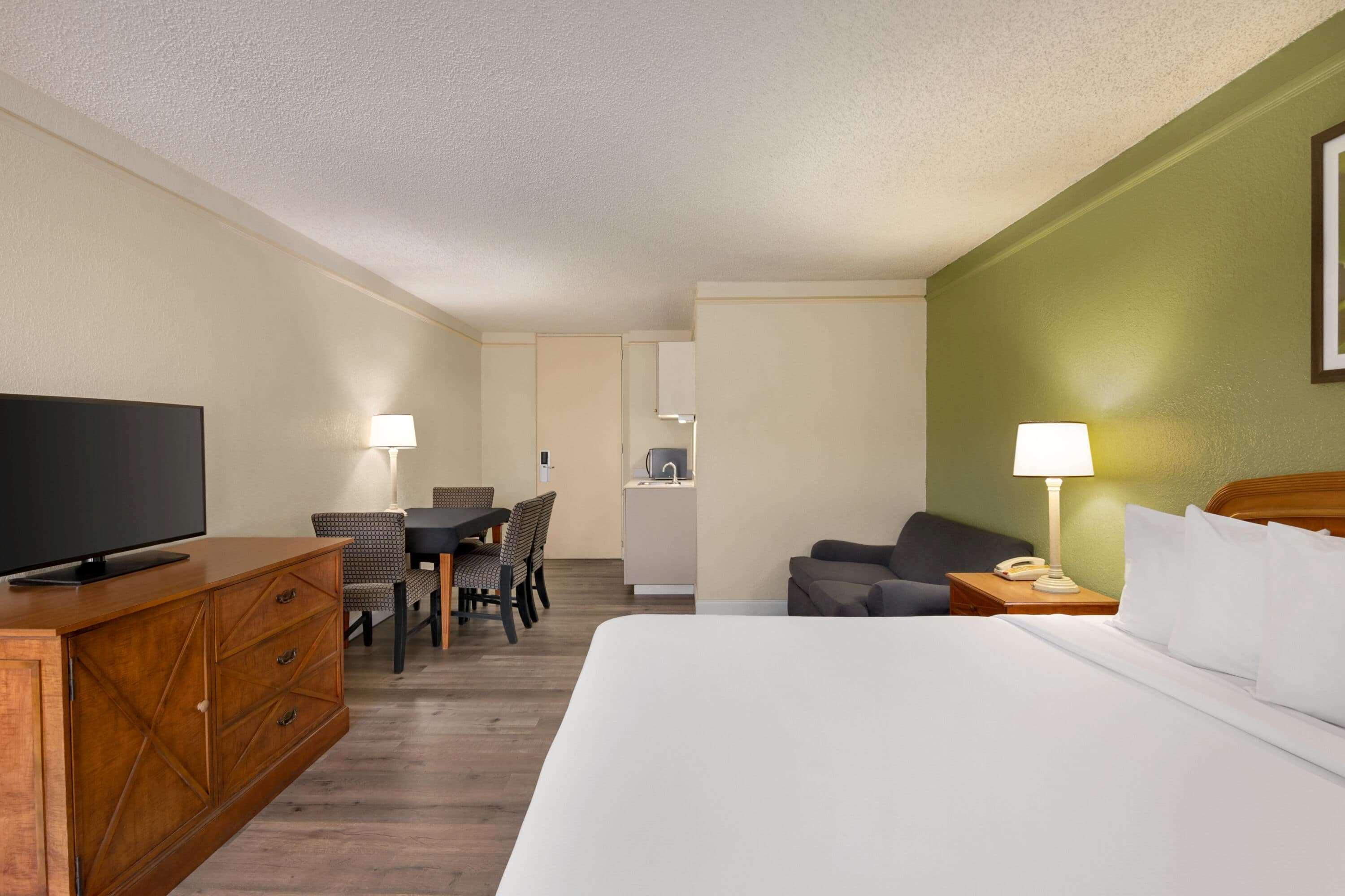 Baymont By Wyndham Daytona Beach - Intl Speedway Exterior photo