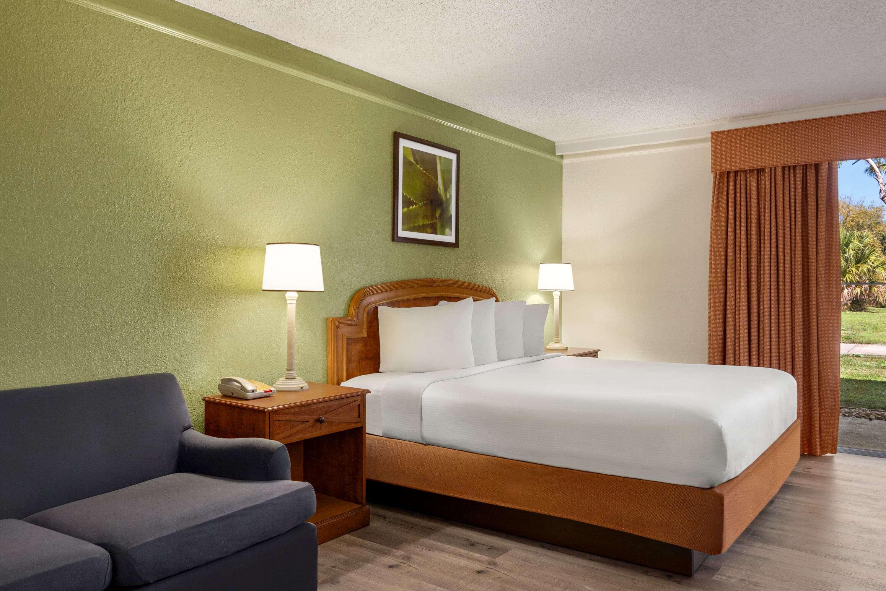 Baymont By Wyndham Daytona Beach - Intl Speedway Exterior photo